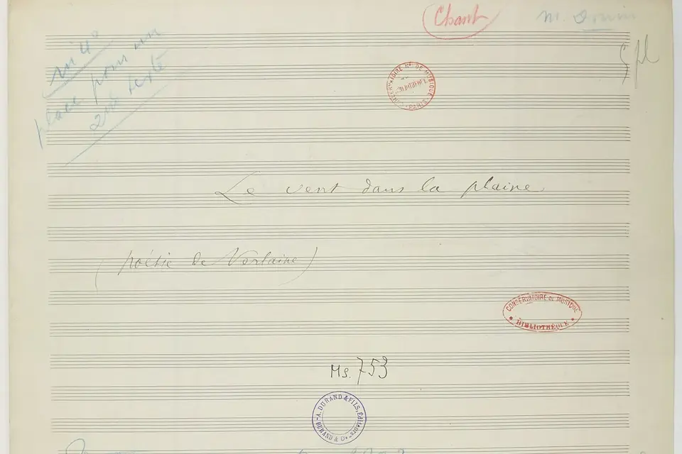 Page de titre d'un manuscrit musical ancien, avec le titre Le vent dans la plaine écrit à la main et des tampons de bibliothèque